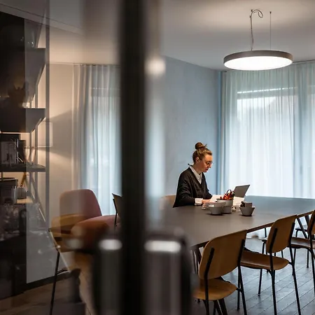 Hotel apartamentowy B20 - Serviced Ag *